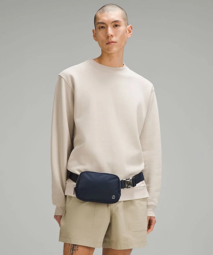 Phối áo thun với belt bag