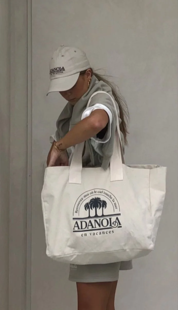 Outfit áo thun với mũ bucket hoặc mũ lưỡi trai