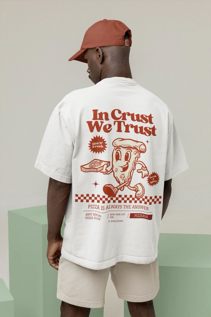 Áo màu be in dòng “In crust we trust” – font 70s retro